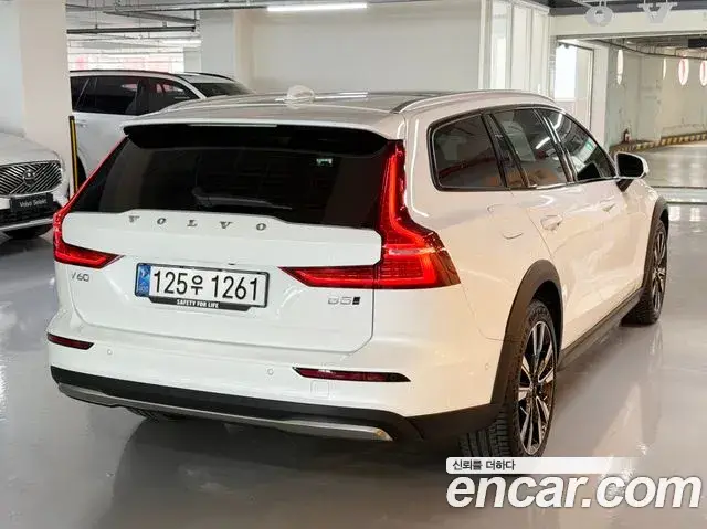 Volvo V60 Cross Country, 2025