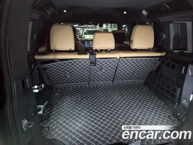 Land Rover Defender, 2025