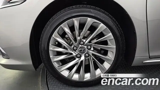 Lexus ES300h, 2025