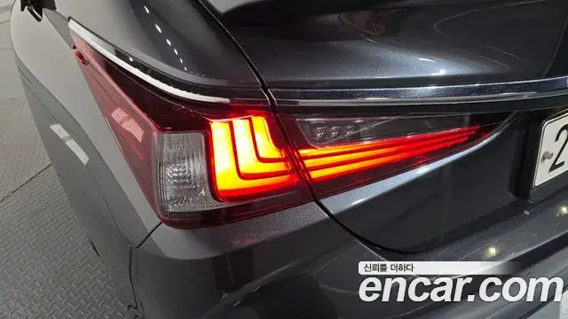 Lexus ES300h, 2023
