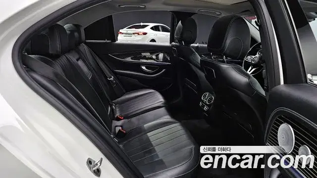 Mercedes-Benz E-Class 2019 — Фото 11/20