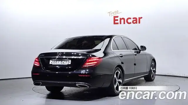 Mercedes-Benz E-Class 2019 — ფოტო 8/20