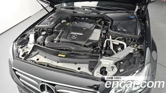 Mercedes-Benz E-Class 2019 — ფოტო 19/20