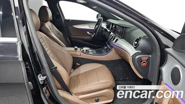 Mercedes-Benz E-Class 2019 — ფოტო 15/20
