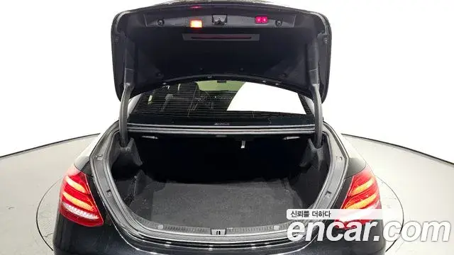 Mercedes-Benz E-Class 2019 — ფოტო 16/20