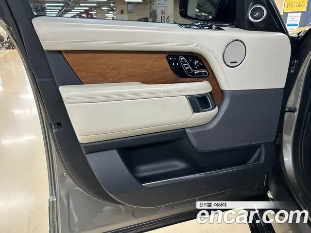 Land Rover Range Rover 2019 — ფოტო 17/17