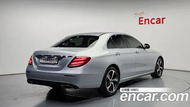 Mercedes-Benz E-Class 2019 — Photo 12/20