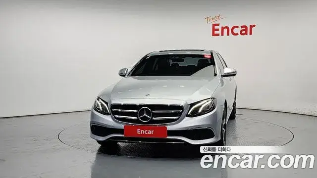 Mercedes-Benz E-Class 2019 — Photo 8/20