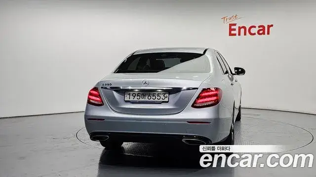 Mercedes-Benz E-Class 2019 — Photo 13/20