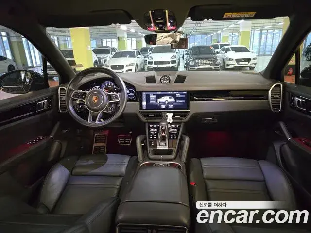 Porsche Cayenne 2020 — ფოტო 8/20