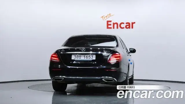 Mercedes-Benz E-Class 2018 — Şəkil 19/20