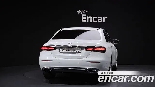 Mercedes-Benz E-Class 2021 — ფოტო 18/20