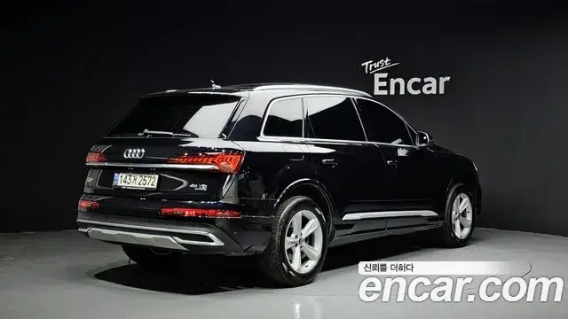 Audi Q7 2021 — Фото 2/20