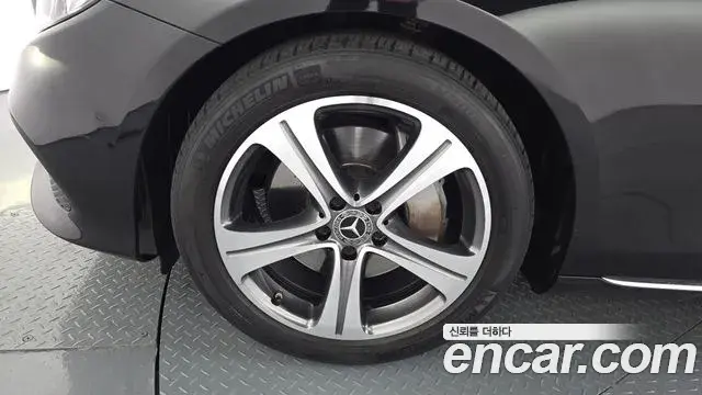 Mercedes-Benz E-Class 2019 — Photo 6/20