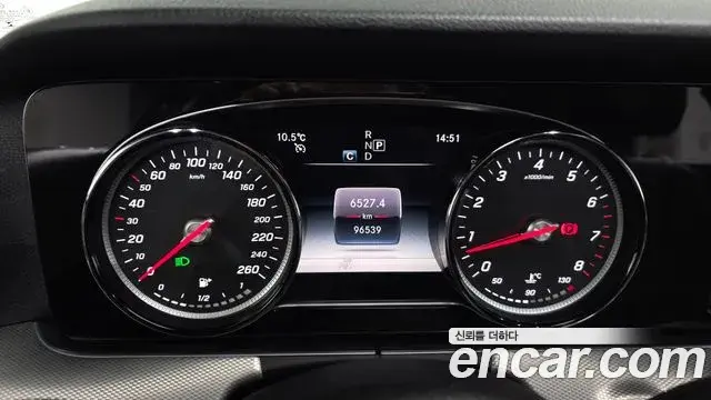 Mercedes-Benz E-Class 2019 — Photo 13/20