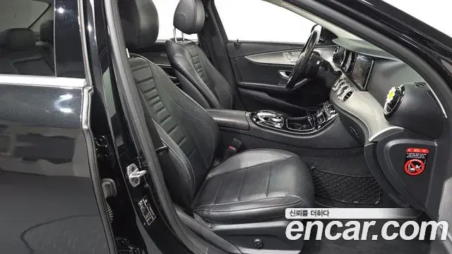 Mercedes-Benz E-Class 2019 — Photo 8/20