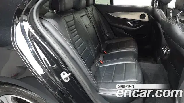 Mercedes-Benz E-Class 2019 — Photo 19/20
