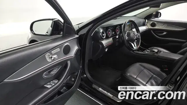 Mercedes-Benz E-Class 2019 — Photo 12/20