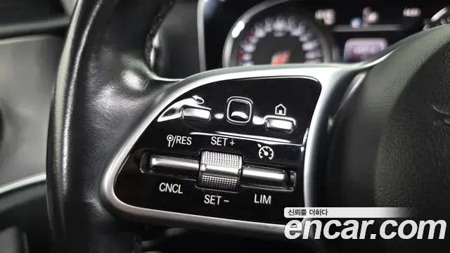 Mercedes-Benz E-Class 2019 — Photo 9/20
