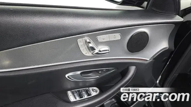 Mercedes-Benz E-Class 2019 — Photo 1/20