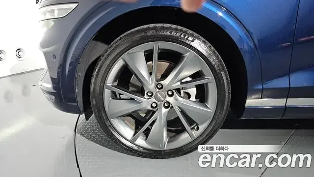 Genesis GV70 2021 — ფოტო 17/20