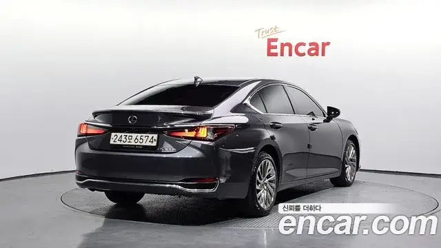 Lexus ES300h 2023 — Photo 2/20