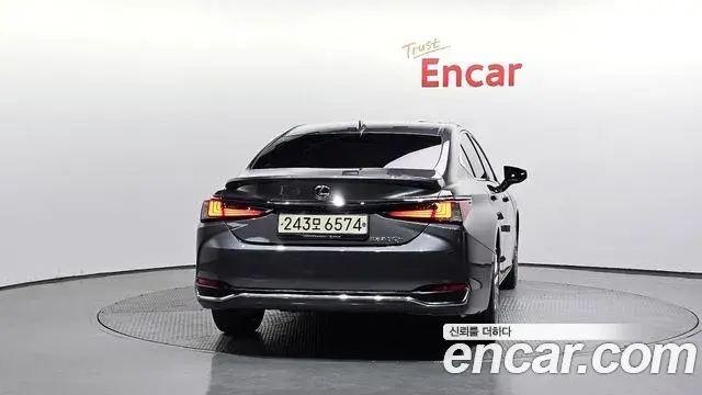 Lexus ES300h 2023 — Photo 15/20