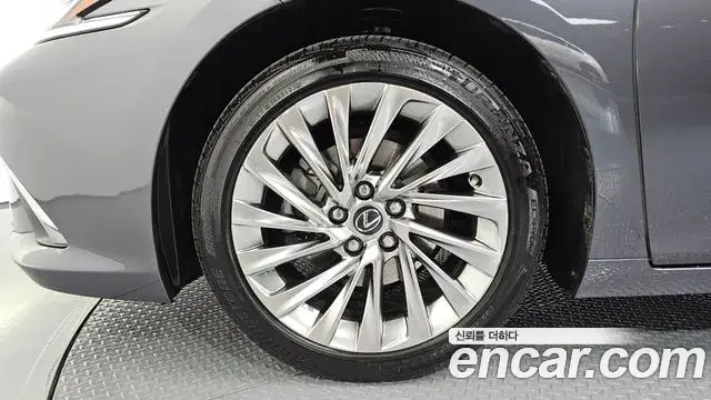 Lexus ES300h 2023 — Photo 14/20