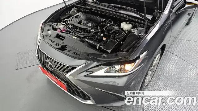 Lexus ES300h 2023 — Photo 17/20