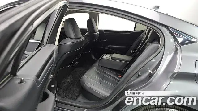 Lexus ES300h 2023 — Photo 7/20