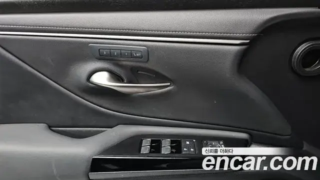 Lexus ES300h 2023 — Photo 3/20