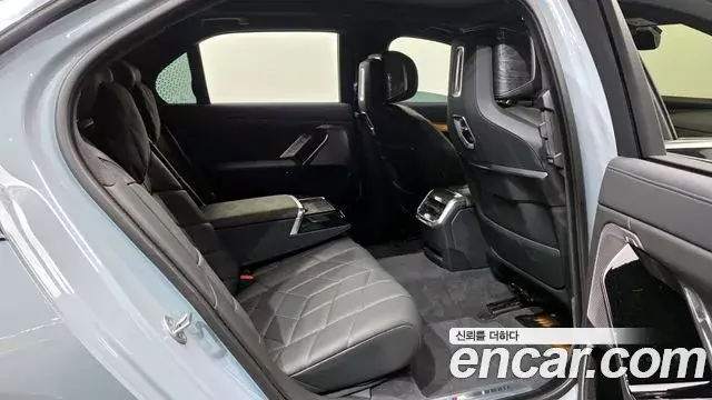 BMW 7 Series 2024 — ფოტო 8/20