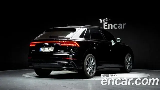 Audi Q8 2021 — Photo 1/20