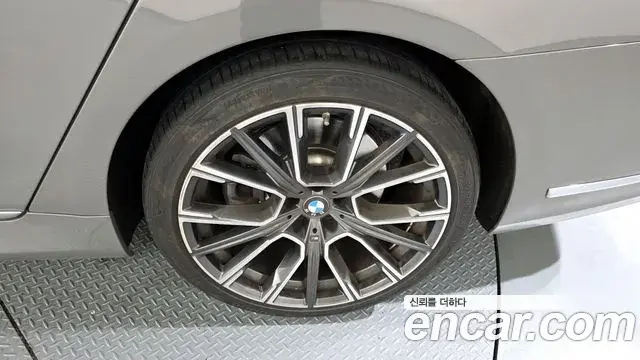 BMW 7 Series 2022 — ფოტო 19/20