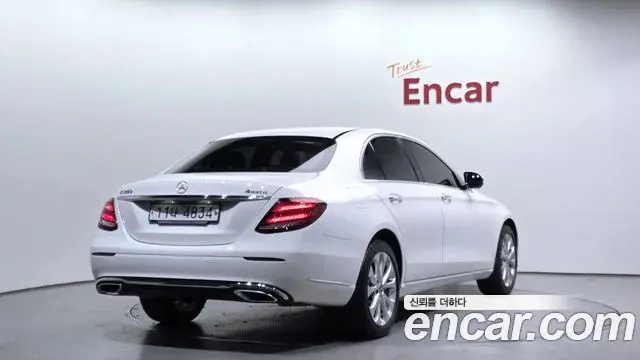 Mercedes-Benz E-Class 2018 — ფოტო 15/20