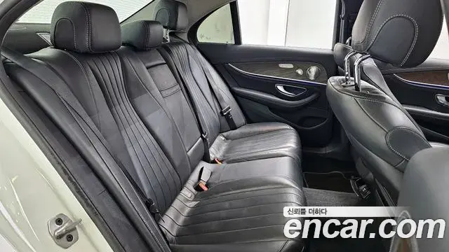 Mercedes-Benz E-Class 2018 — ფოტო 18/20