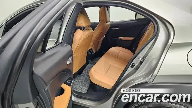 Lexus UX300h 2025 — Photo 8/20