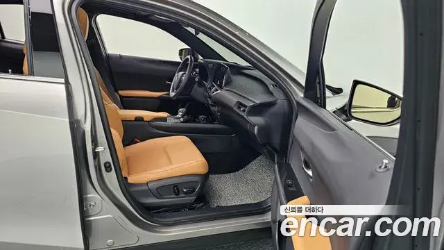 Lexus UX300h 2025 — Photo 9/20