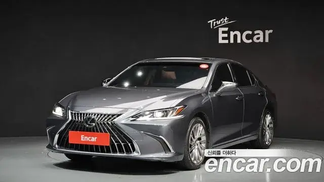 Lexus ES300h 2023 — Photo 1/20