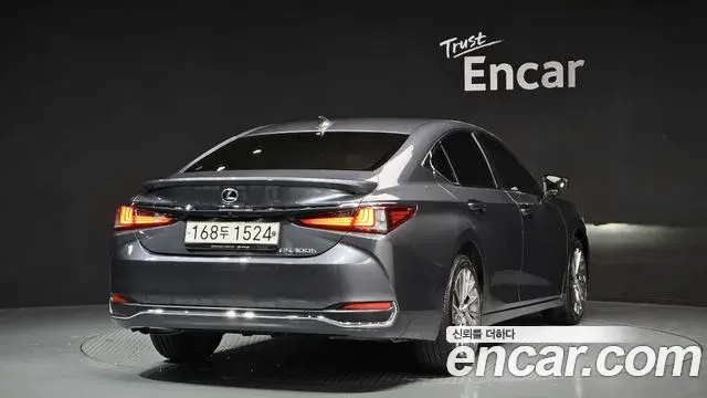 Lexus ES300h 2023 — Photo 2/20