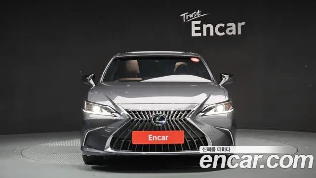 Lexus ES300h 2023 — Photo 3/20