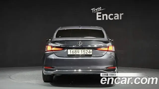 Lexus ES300h 2023 — Photo 4/20