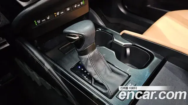 Lexus ES300h 2023 — Photo 9/20