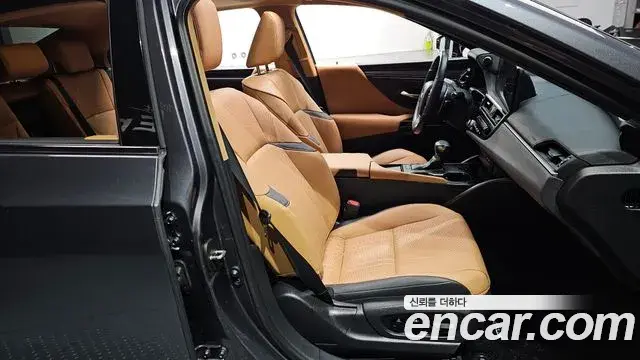 Lexus ES300h 2023 — Photo 10/20