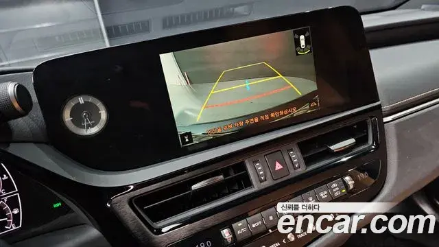 Lexus ES300h 2023 — Photo 15/20