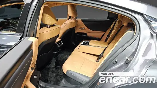 Lexus ES300h 2023 — Photo 16/20