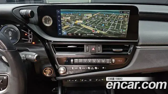 Lexus ES300h 2023 — Photo 18/20
