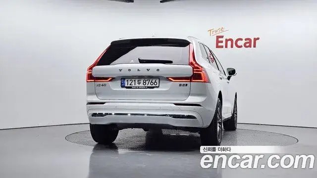 Volvo XC60 2022 — ფოტო 4/20