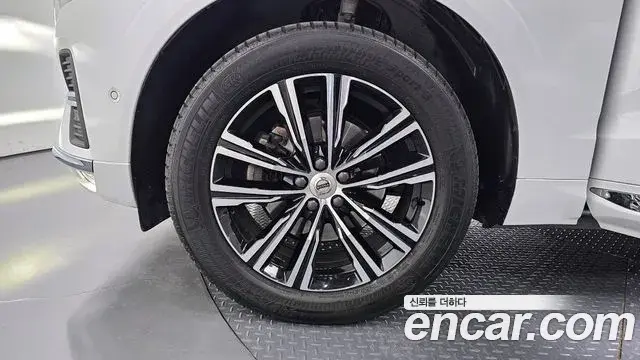 Volvo XC60 2022 — ფოტო 14/20