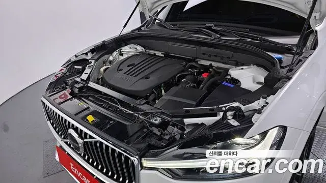 Volvo XC60 2022 — ფოტო 18/20
